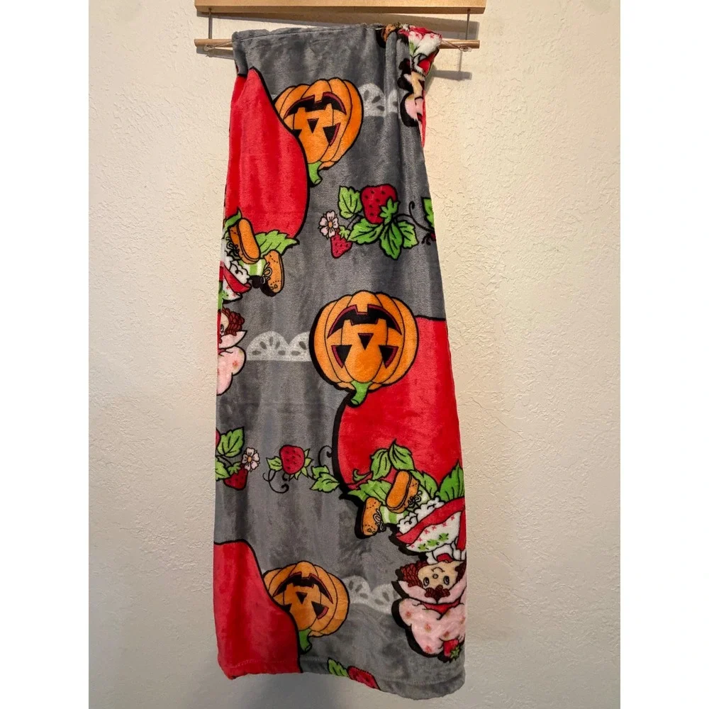 Strawberry Shortcake Halloween Plush Throw Blanket 50x70 Jay Franco Grey Pumpkin